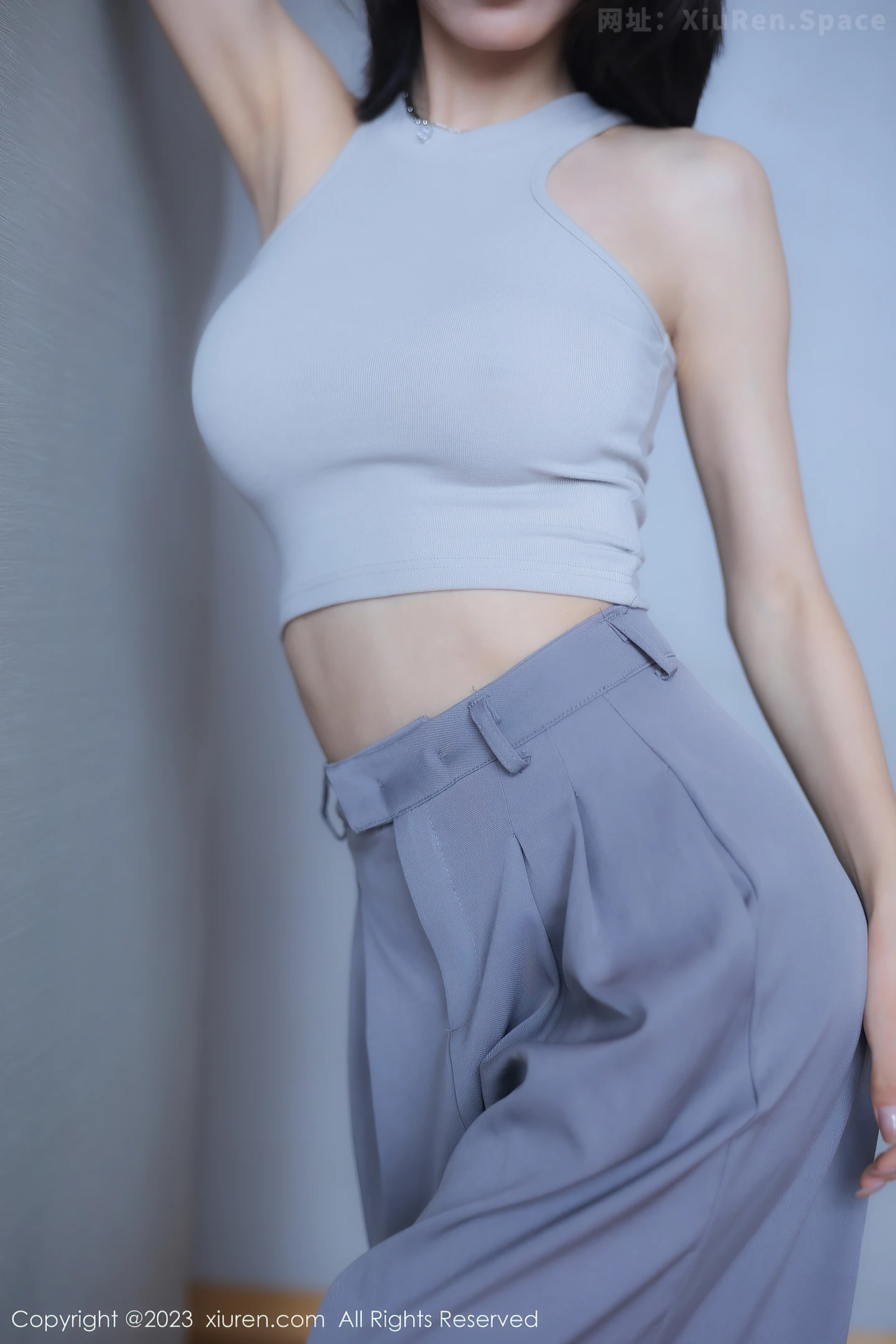 图片[5]-[XiuRen秀人网]2023.04.11 NO.6552 lingyu69 白色紧身背心与灰色宽松长裤加肉丝美腿性感私房写真集-秀人网官方网站